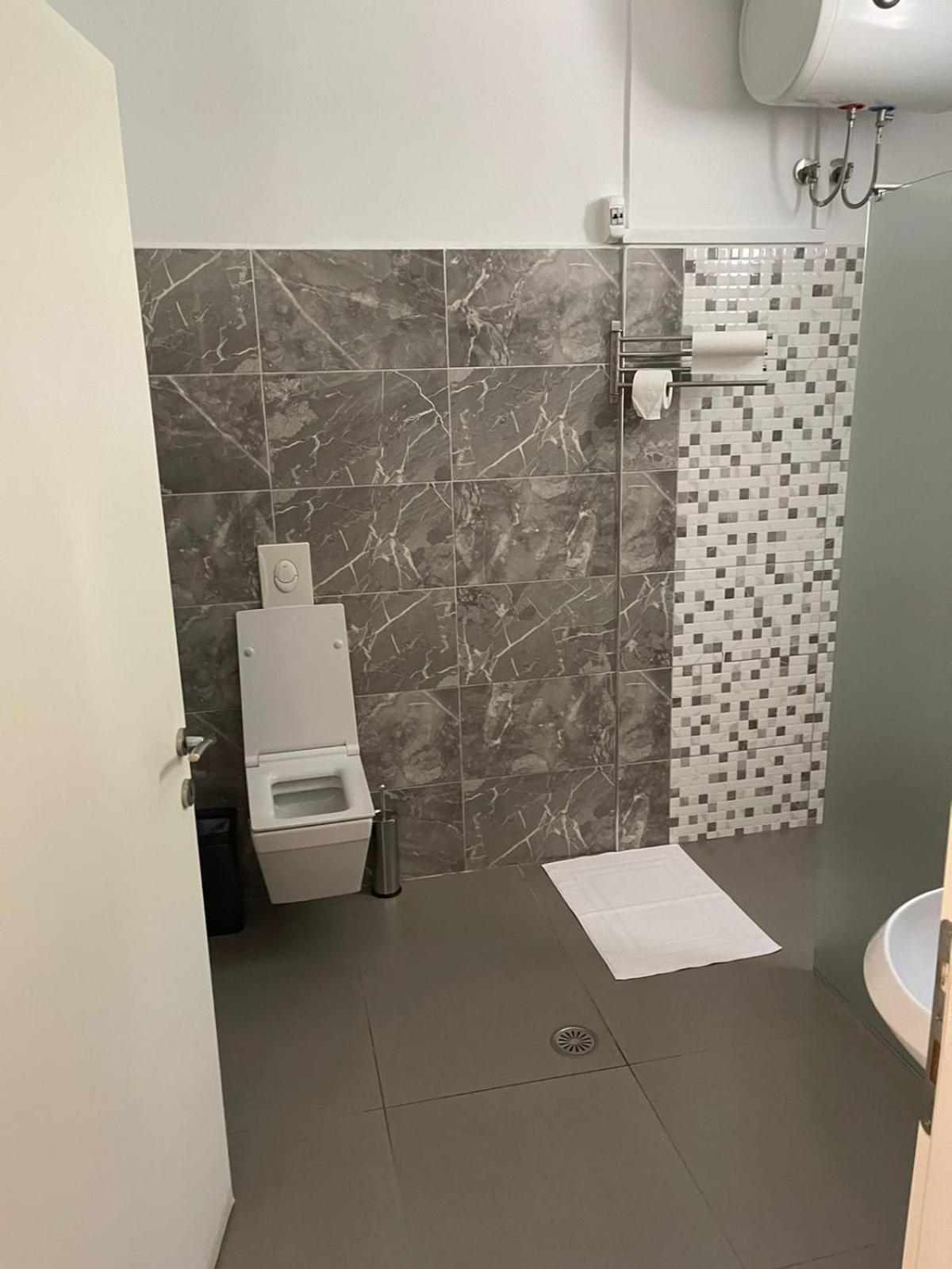Aries Apartments ساراندا المظهر الخارجي الصورة