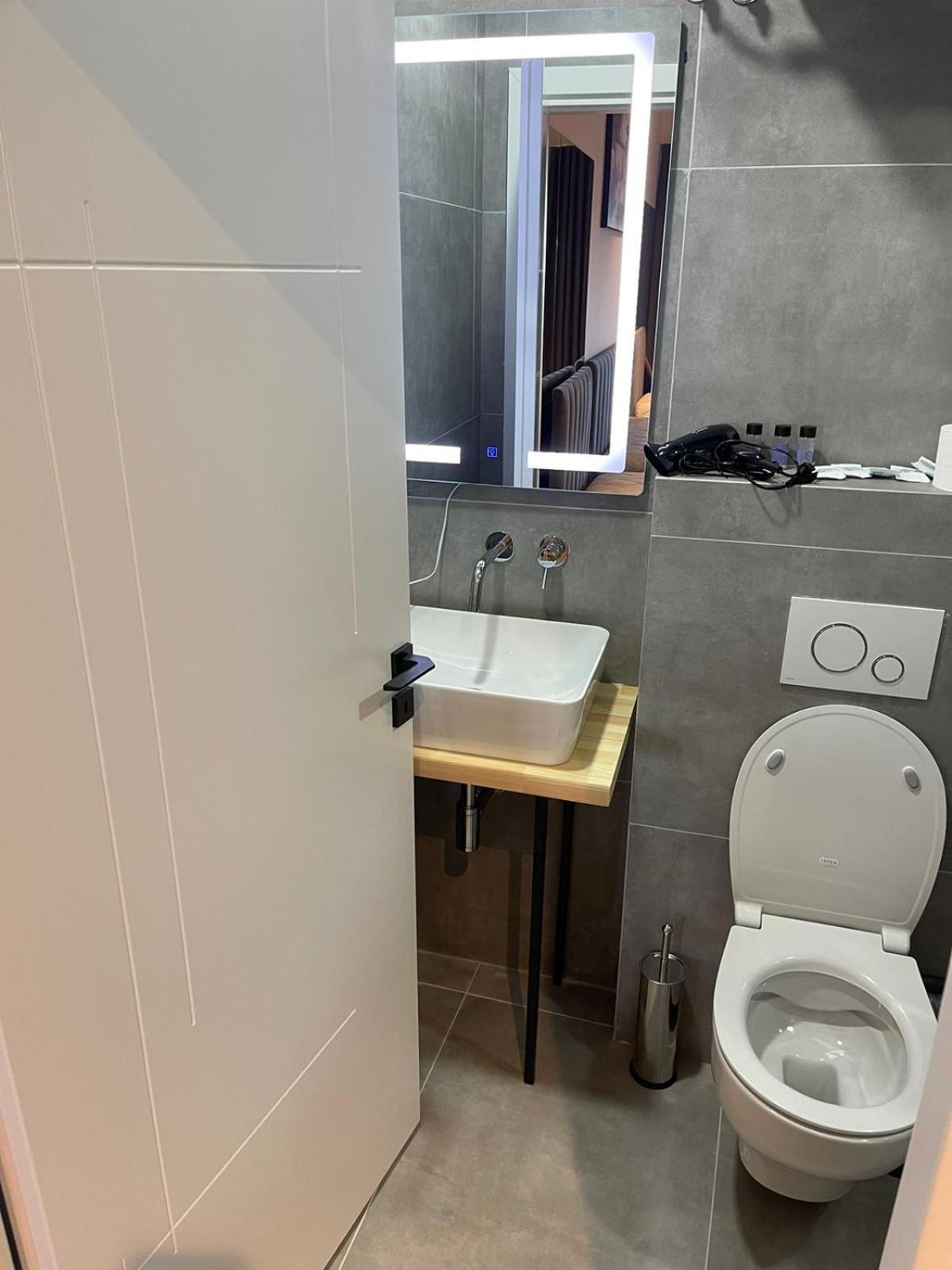 Aries Apartments ساراندا المظهر الخارجي الصورة